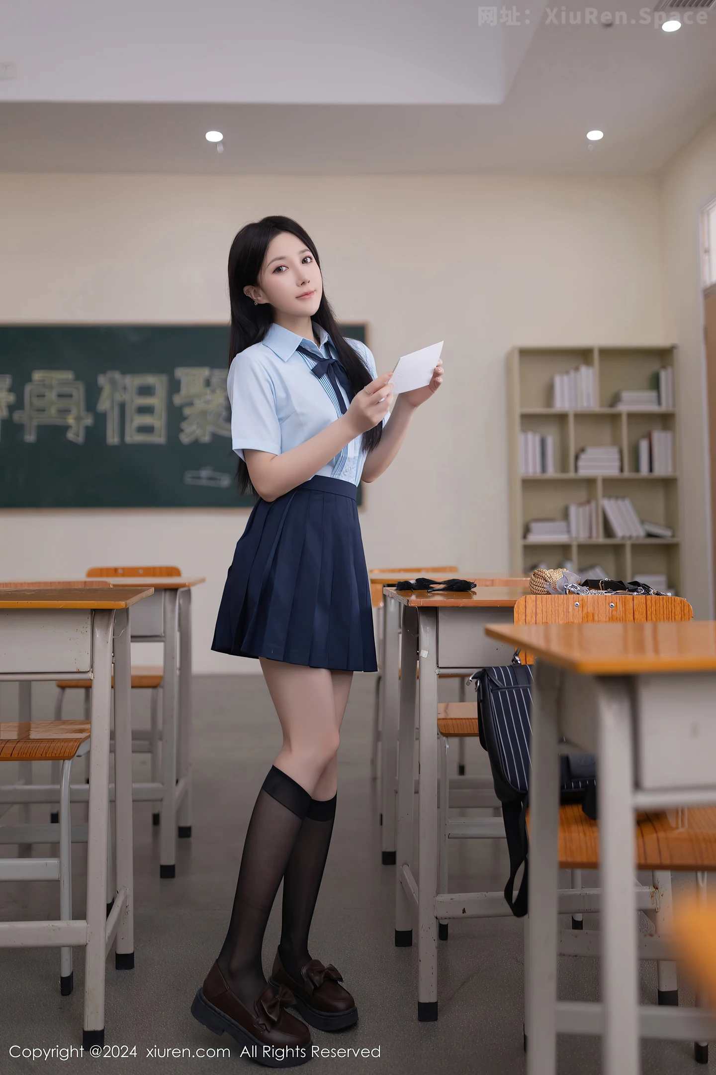 图片[5]-[XiuRen秀人网]VOL.8854 模特鱼子酱Fish教室场景性感学生制服配黑丝袜秀曼妙身姿诱惑写真80P-秀人网官方网站